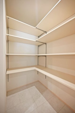 尼崎市東園田町7丁目新築一戸建て│2LDK+2S│並列駐車2台可の収納|洗面室右手には可動リネン棚が設けられています。高さを調整してタオル類から洗剤やストック用品まで収納可能。