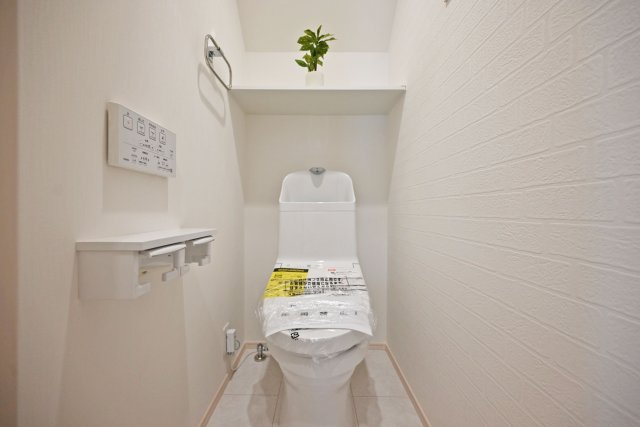 尼崎市東園田町7丁目新築一戸建て│2LDK+2S│並列駐車2台可のトイレ|トイレには換気扇と小窓が配置されています。温感便座や温水洗浄、水栓一体などの機能が装備されたウォッシュレットトイレを1階と2階に1か所ずつ配置しています。