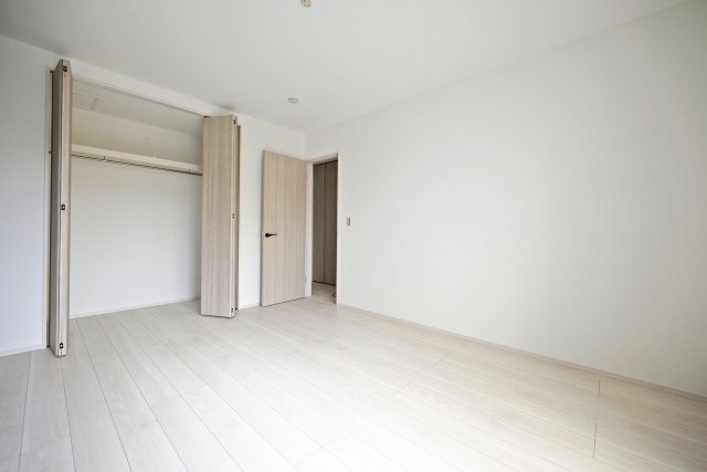 尼崎市東園田町7丁目新築一戸建て│2LDK+2S│並列駐車2台可の洋室|各居室、収納庫内には枕棚とハンガーレールを配置しています。 限られた収納スペースでもすっきりと片付けることが出来ます。