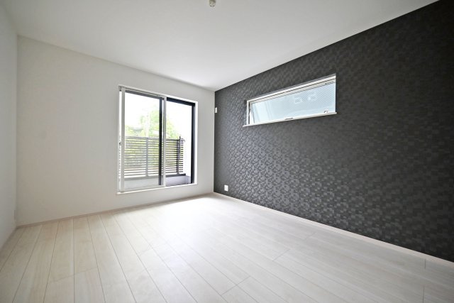 尼崎市東園田町7丁目新築一戸建て│2LDK+2S│並列駐車2台可の洋室|2階主寝室想定洋室に入ってすぐの内観写真です。 アクセントクロスを採用しており、お部屋全体がグッとお洒落に見えます。ワイド滑り出し窓を採用することで光が部屋全体に広がるよう考慮されています。