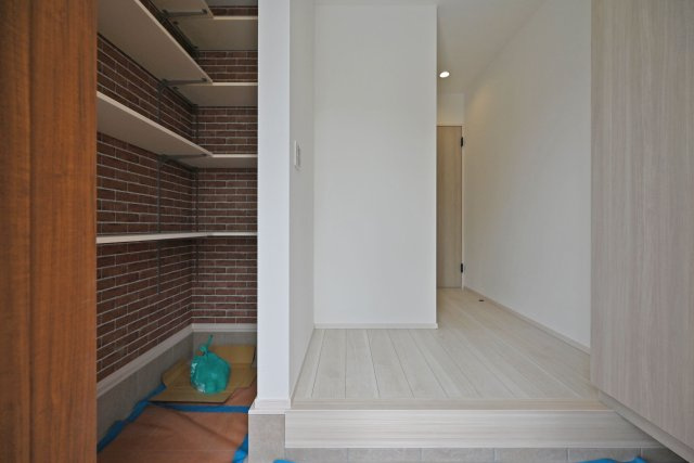 尼崎市東園田町7丁目新築一戸建て│2LDK+2S│並列駐車2台可の玄関|1階玄関に入ってすぐの内観写真です。シューズボックスにウォークスルークロークを備えた収納量・動線ともに優れた設計。