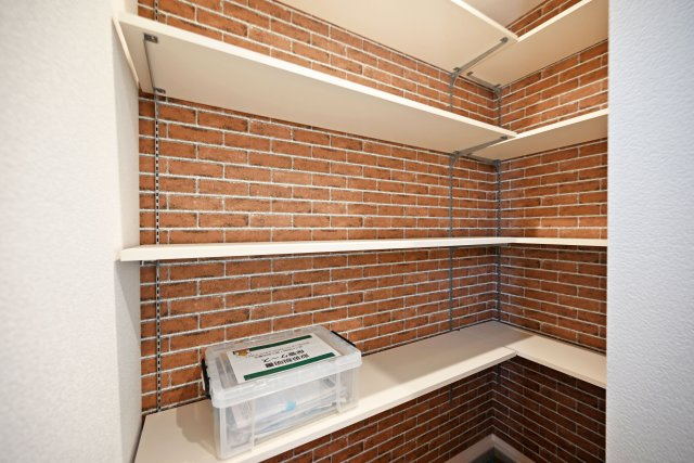 尼崎市東園田町7丁目新築一戸建て│2LDK+2S│並列駐車2台可のその他|1階玄関に入ってすぐ左手にある土間続きのシューズインクロークです。可動棚を4段設けており、土間続きのため汚れた長物も宅内に保管可能です。