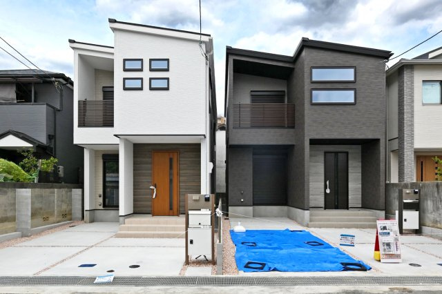 尼崎市東園田町7丁目新築一戸建て│2LDK+2S│並列駐車2台可の外観|即日のご内覧が可能です。
皆様からのご連絡心よりお待ちしております。