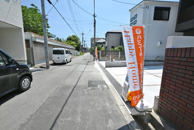 尼崎市東園田町7丁目新築一戸建て│2LDK+2S│並列駐車2台可の前面道路含む現地写真|前面道路幅は約5.9ｍで車がすれ違える幅なので、大きな車でも駐車しやすいです。
周辺は閑静な住宅街で交通量も少なく、お子様の通学の際も安心です。