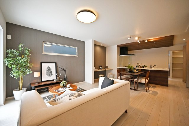 尼崎市東園田町7丁目新築一戸建て│2LDK+2S│並列駐車2台可の居間・リビング|対面式キッチンやスタディーコーナー採用で家族同士のつながりを感じやすい設計を基調としています。アクセントクロスや折り下げ天井を活用し、色と光のメリハリの利いた内観に仕上がりました。