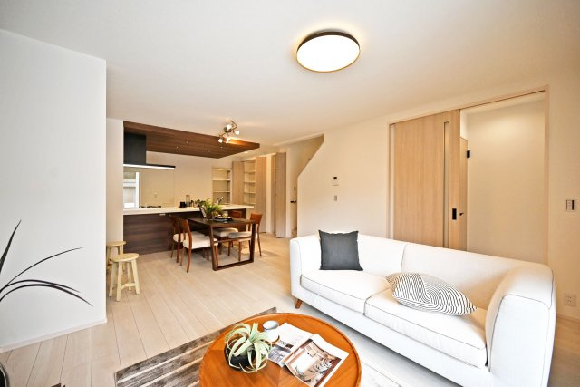 尼崎市東園田町7丁目新築一戸建て│2LDK+2S│並列駐車2台可の居間・リビング|LDKは20帖でダイニングテーブルやソファーを設置しても十分な広さとなっております！ 折り下げ天井が採用されたLDKがとても華やかな空間となっております。