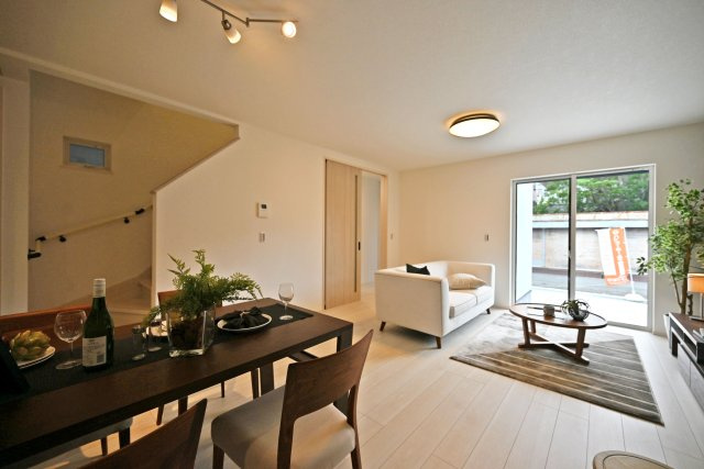 尼崎市東園田町7丁目新築一戸建て│2LDK+2S│並列駐車2台可の居間・リビング|LDKは約20帖でゆとりある広さです。 インテリア配置に困らない間取り設計に加え、お子様のいる世帯に必要な部屋数を備えた物件です。