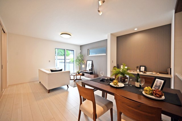 尼崎市東園田町7丁目新築一戸建て│2LDK+2S│並列駐車2台可の居間・リビング|入ってすぐのリビングの印象は、「広く落ち着いた空間」です。ワイド滑り出し窓やアクセントクロス、スタディーコーナーを設けるなどLDKに一工夫加えています。