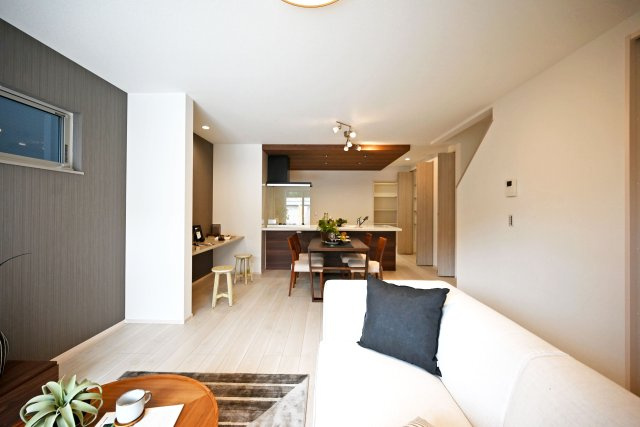 尼崎市東園田町7丁目新築一戸建て│2LDK+2S│並列駐車2台可の居間・リビング|リビングダイニングが長方形に近い設計で、一体的に活用できるため、食事の時以外にもダイニングテーブルで寛ぎながらご家族やご友人方とのお時間を過ごすことが出来ます。