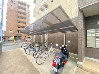 【その他共用部分】 | 駐輪場は屋根付きですので、雨の日も困りません。
