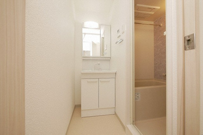 【独立洗面台】 | S-RESIDENCE緑橋駅前 | 独立洗面台、小物を置くことができて便利です