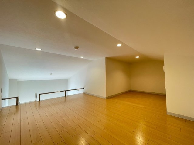 トミオコートの洋室|広々としたロフト