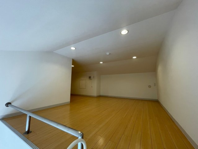 トミオコートの洋室|広々としたロフト