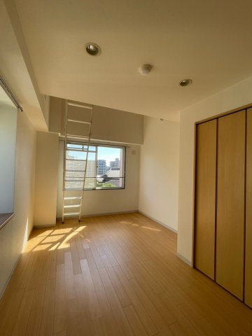 トミオコートの洋室|ロフト・クローゼット付きの洋室7.2帖