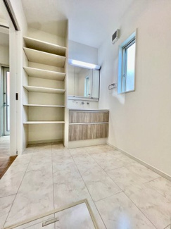 【洗面所】 | 明るい玄関です