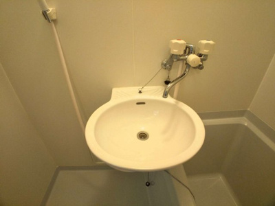 【洗面所】 | レオパレスフェリーチェ | 鏡を備え　準備のしやすい洗面台