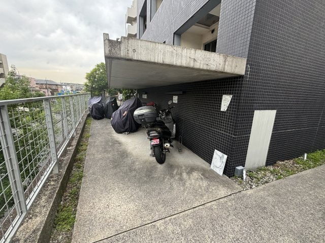 バージュアル横濱港北の駐車場|車をお持ちの方に嬉しい駐車場付きの物件です