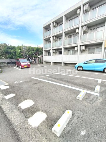 バウハウスの駐車場