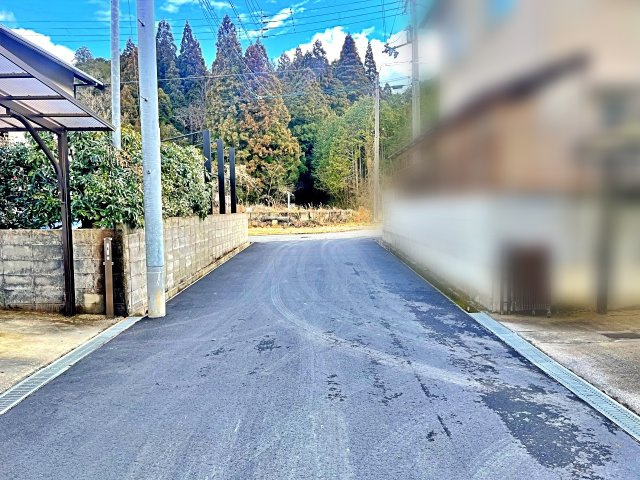 中古戸建　東本梅町赤熊東山口の前面道路含む現地写真