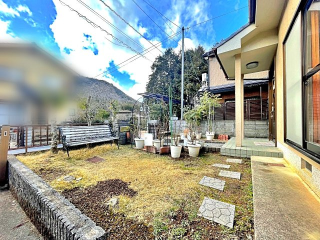 中古戸建　東本梅町赤熊東山口の前面道路含む現地写真