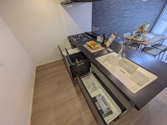 【キッチン】 | ☆ホームステージングしています。家具家電は撮影用です。料理をしながらでもご家族との会話を楽しめる対面キッチンです。