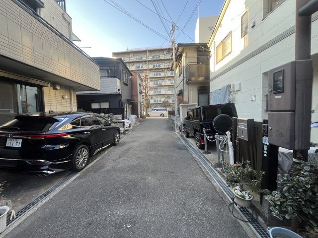 須磨区磯馴町２丁目　中古戸建の前面道路含む現地写真