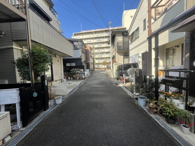 須磨区磯馴町２丁目　中古戸建の前面道路含む現地写真
