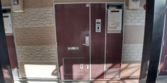 レオパレスサンシャインハイツの玄関