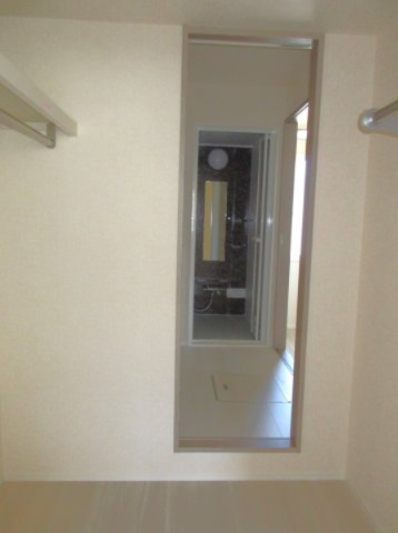 SKY　BLUE本館Aの収納|ウォークインクローゼット　洋室から洗面所に抜けられます。