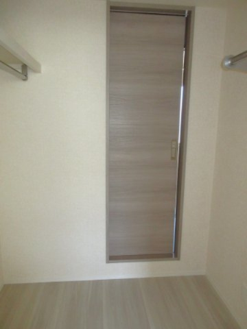 SKY　BLUE本館Aの収納|ウォークインクローゼット　洗面所側間仕切りを閉めた状態
