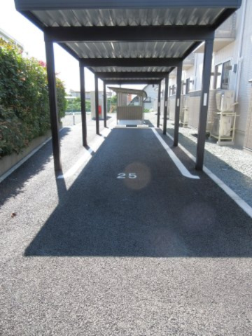 SKY　BLUE本館Aの駐車場|縦列駐車カーポート