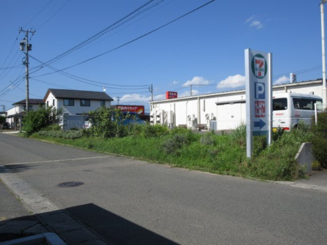 SKY　BLUE本館Aの展望|道路向かいにセブンイレブンがあります。