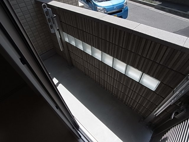 神戸市須磨区須磨寺町１丁目のアパートのバルコニー
