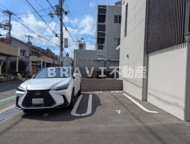 サイレンス服部 BRAVI不動産の駐車場