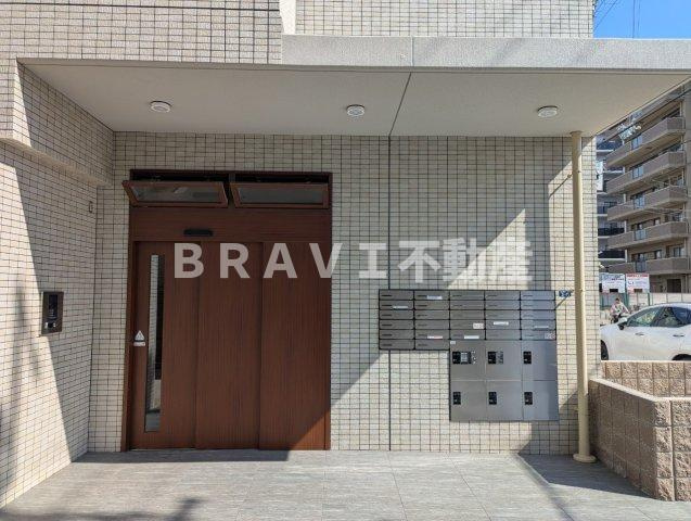 サイレンス服部 BRAVI不動産のエントランス