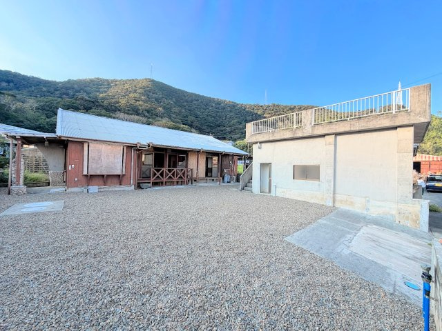 【庭】 | ◇◆奄美大島　別荘邸宅◆◇ | ◆陽あたりの取れた大きなお庭が本物件の特徴です。ウッドデッキやタイルテラス等、ライフスタイルに合わせて可変可能なため、夢が膨らみますね。