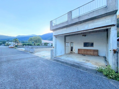 【駐車場】 | ◇◆奄美大島　別荘邸宅◆◇ | ◆大切なお車の維持管理に便利な地下車庫。雨や風をしのげる駐車場です。
