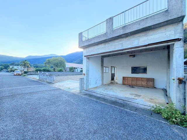 【駐車場】 | ◇◆奄美大島　別荘邸宅◆◇ | ◆大切なお車の維持管理に便利な地下車庫。雨や風をしのげる駐車場です。
