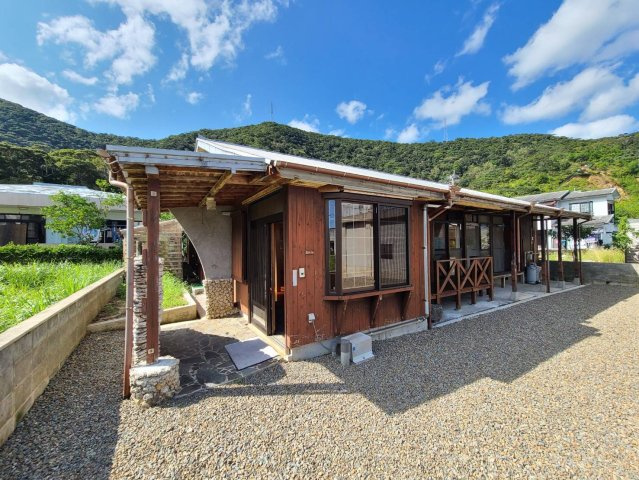 【外観】 | ◇◆奄美大島　別荘邸宅◆◇ | ◆堂々たる趣ながら、主張し過ぎずどこか余裕を感じさせるシャープなフォルムで佇む邸宅は、晴天の空と照らし合わせる事で、本来あるべき完成形の姿を見せてくれます。