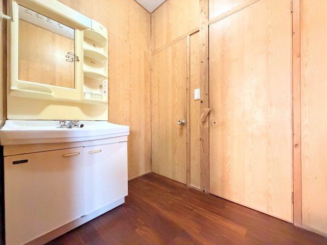 【洗面所】 | ◇◆奄美大島　別荘邸宅◆◇ | ◆ご家族の1日が始まり、1日が終わりを締めくくる洗面空間。洗濯機を配置しても十分なスペースを確保した設計となっております。