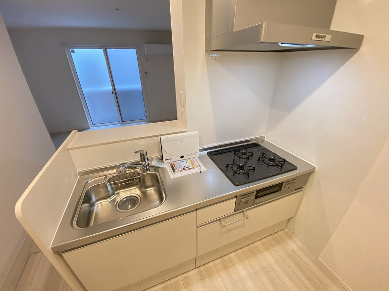 神戸市兵庫区芦原通４丁目のアパートのキッチン|システムキッチン（ガス3口）