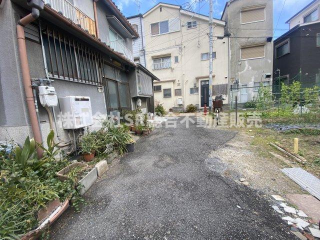 足代南1丁目中古テラスハウスの前面道路含む現地写真|弊社は住宅ローンに自信あり。
様々にリフォームプランもローンに組み込んでご提案致します！