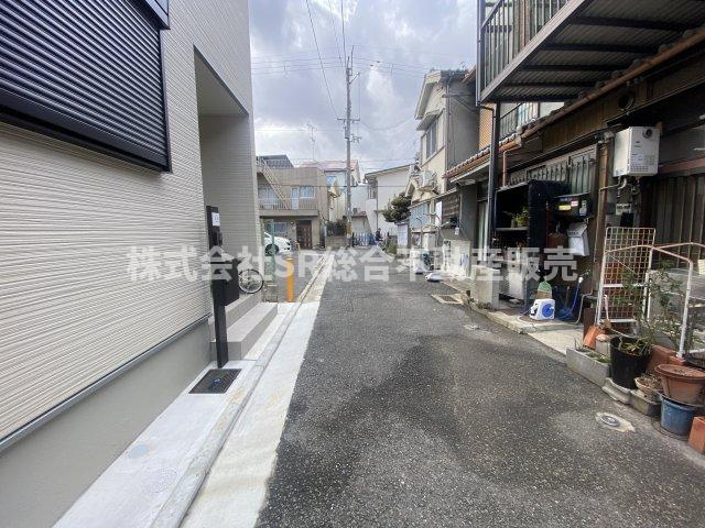 足代南1丁目中古テラスハウスの前面道路含む現地写真|リフォームや住宅ローン・東大阪市の不動産の事なら弊社にお任せ下さいませ！
各地域の特徴・グルメ・裏道やその他、細かい情報等も熟知した
東大阪市出身のスタッフが新生活を送るお客様をサポート致します！