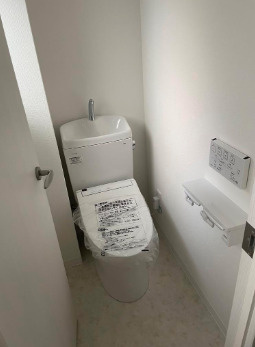 長柄西1丁目貸家のトイレ|ゆったりとした空間のトイレです