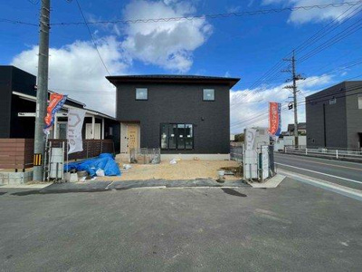 【前面道路含む現地写真】 | ☆西条町田口字三升原　№1号棟☆ | ◆外観◆洗練されたモダンなデザイン＆カラーリング。ゆったりとした駐車スペースも魅力です☆