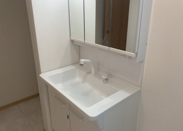 【独立洗面台】 | 洗面化粧台では顔を洗ったり、身だしなみを整えることが本来の使い方ですが、用途によっては洗面化粧台に求められる機能が違ってくるため、ご自身や家族のライフスタイルに合ったものを選ぶことをおすすめ致します。