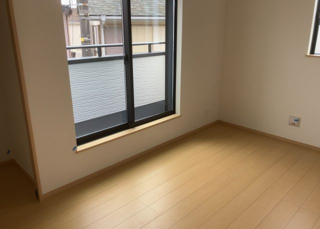 【寝室】 | 寝室でゆっくりと過ごすためにはベッド周りの適度な空間を担保することや窓の位置、照明の明るさ、寝室の広さなどを考える必要があります。自身や家族の構成とライフスタイルに併せて寝室にする部屋を選びましょう！