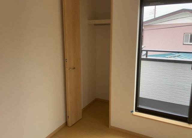 【収納】 | デザイン性を重視しすぎて収納が少なかった！なんてことにならないため、事前に現地で収納の数を確認しておくことをお勧めします。クローゼット以外にも床下収納や屋根裏収納、パントリーなどもチェックしましょう。