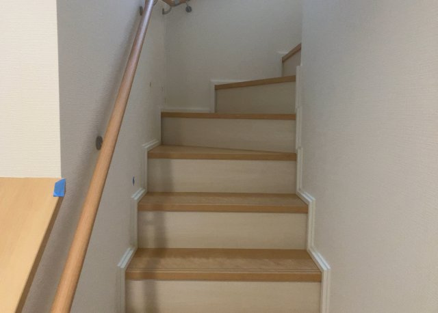 【内装】 | 建物の上下階の通路である階段は、その位置によって動線や室内の印象が大きく左右されます。手摺にも重要な役割があり、転倒の防止・歩行や動作を円滑にして日常生活を支えることを主な目的として設置されています。