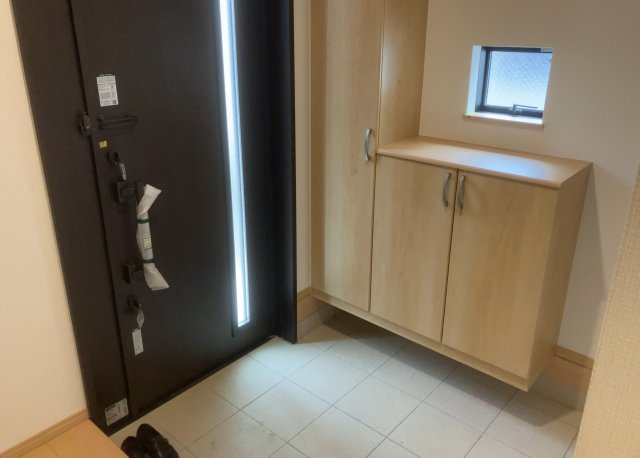 【玄関】 | 玄関は家の顔でもあり、家族以外の目にも止まる場所です。玄関は外との間を仕切る扉、靴などをしまっておく収納スペース、靴脱ぎのたたきスペース、来客とのやり取りをするドアホンなど複数のアイテムからなります。